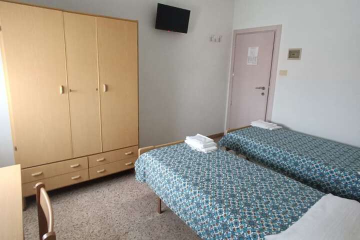 Room 10 of 40