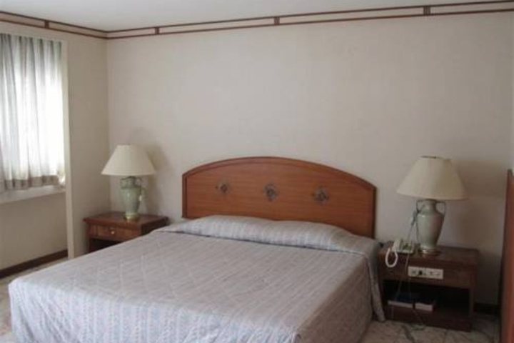 Room 4 of 17