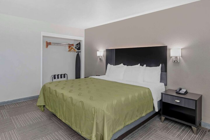 Room 13 of 33