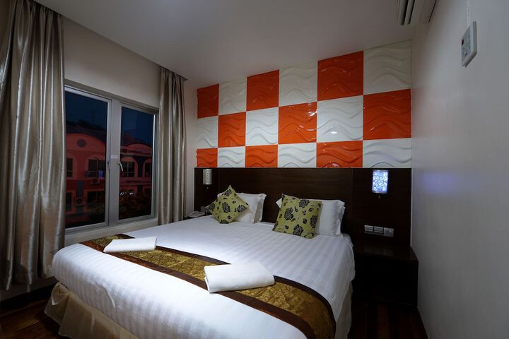Room 5 of 32