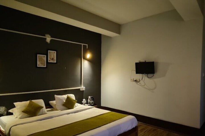 Room 5 of 6