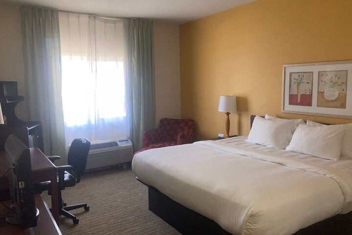 1 King Bed (5 of 12)