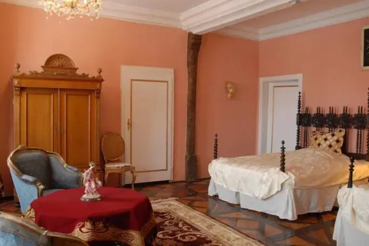 Room 4 of 9
