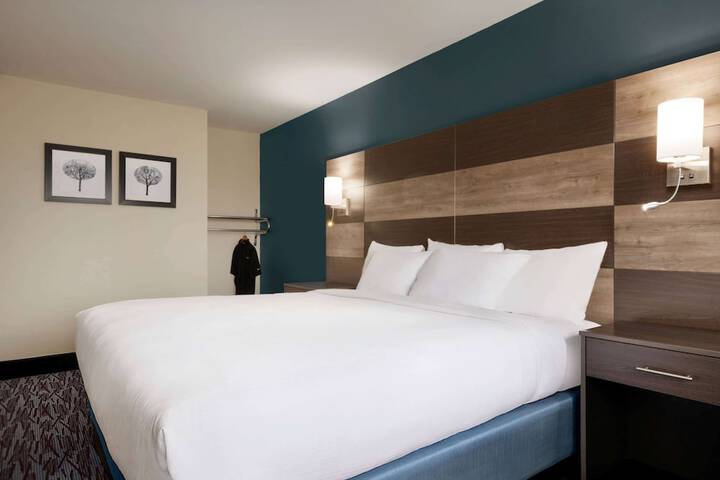 1 King Bed Accessible (3 of 13)