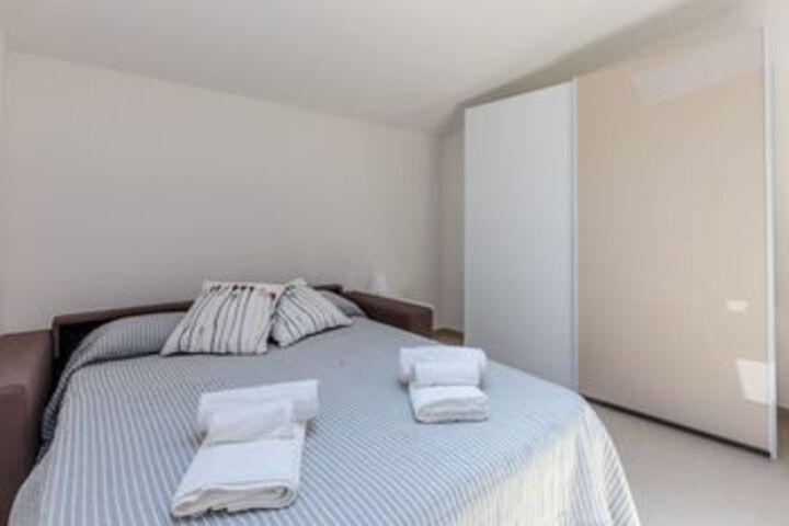 Room 8 of 16