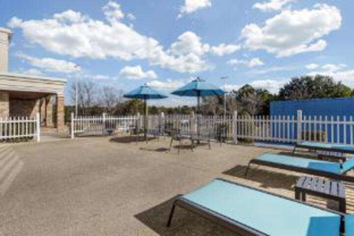 Pool image of Best Western Plus Rose City Conference Center Inn