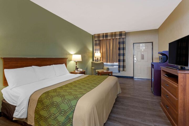 1 King Bed (3 of 7)