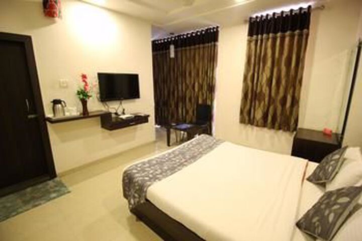 Room 4 of 12