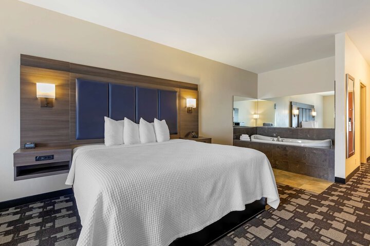 1 King Bed Microwave, Refrigerator High Speed Internet Accessible Full Breakfast (10 of 19)