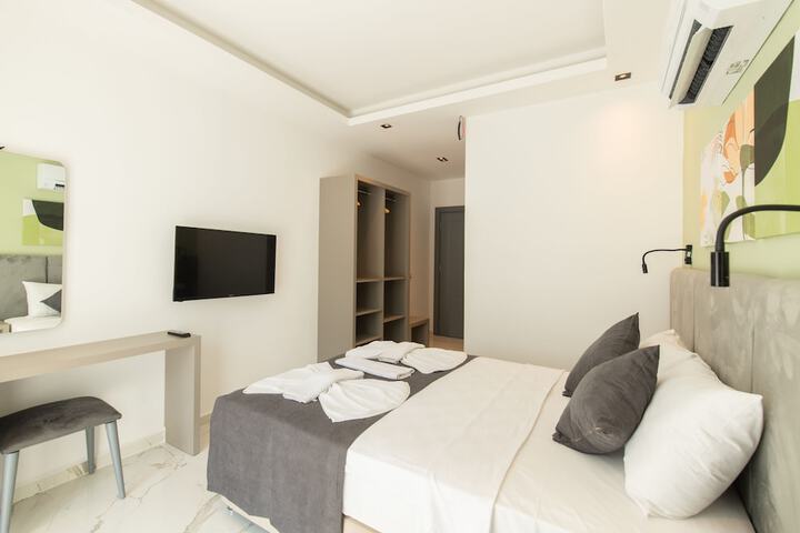 Room 4 of 63