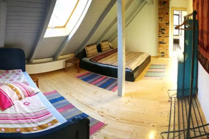Room 4 of 18