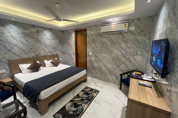 Room 6 of 7