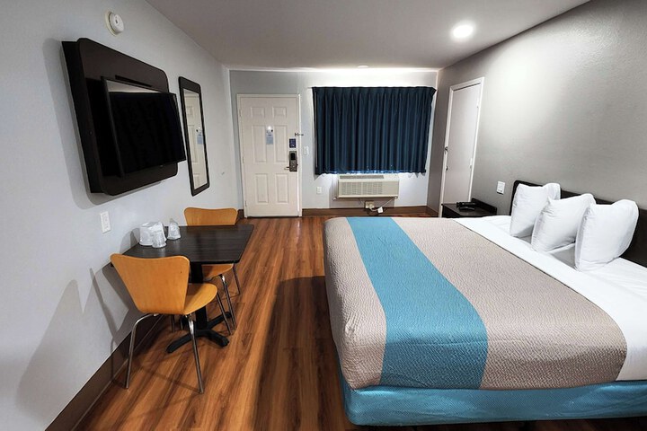 Room 10 of 36