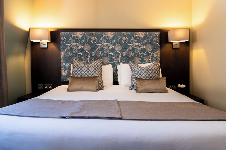 Room 16 of 38