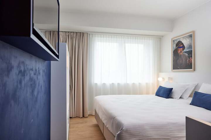 Room 15 of 68