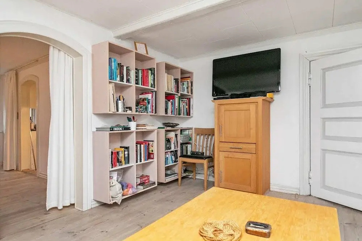 Room 2 of 9