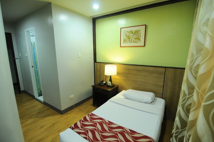 Room 6 of 28
