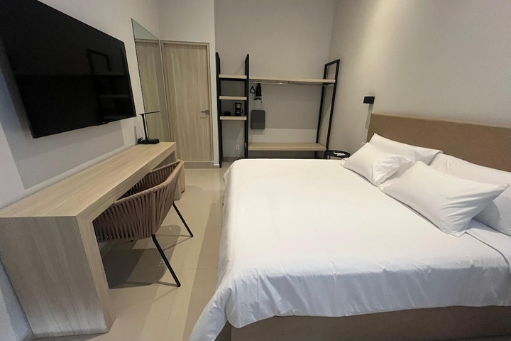 Room 6 of 14