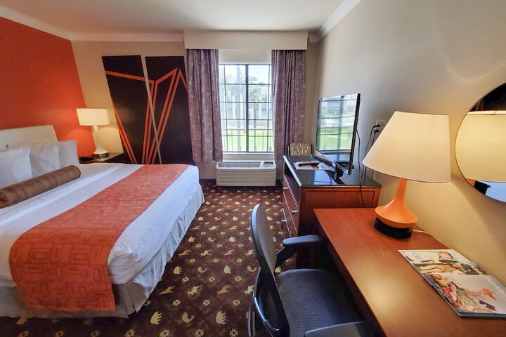 1 King Bed (5 of 18)