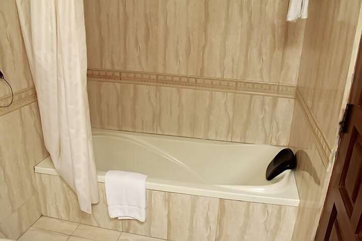 Deep soaking bathtub