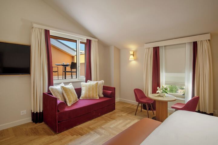 Room 10 of 42