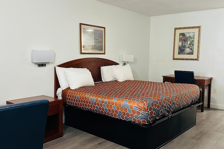 1 King Bed (2 of 11)