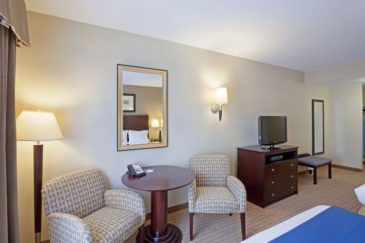 1 King Bed (5 of 9)