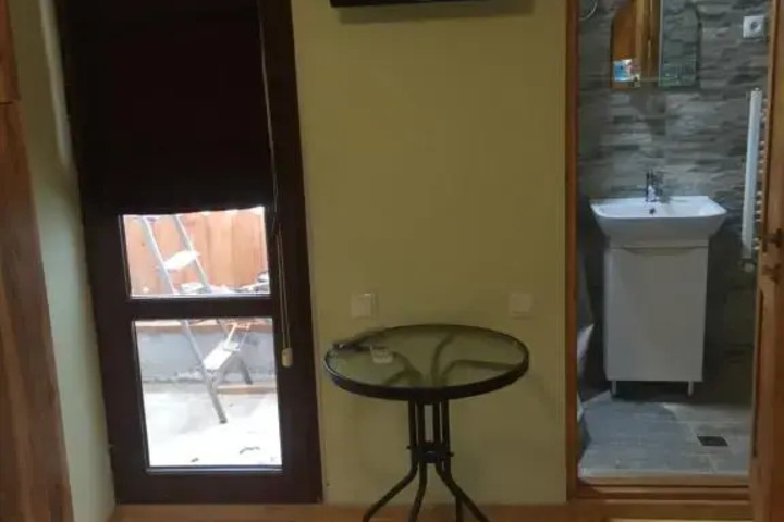 Room 6 of 14