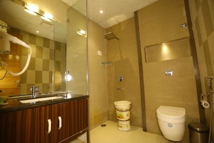 Room 8 of 16