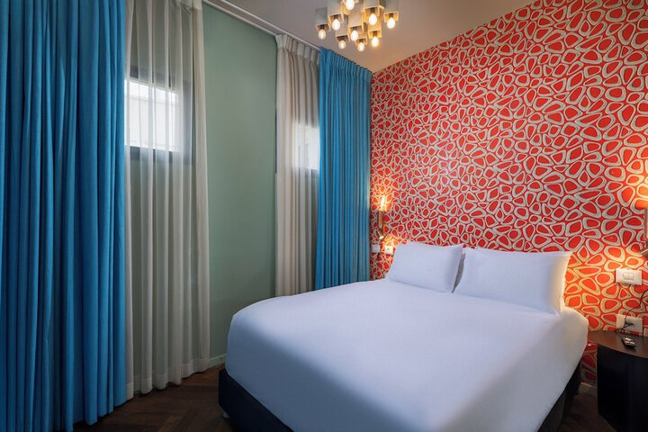 Room 16 of 64