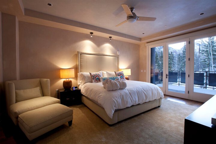 Room 4 of 382