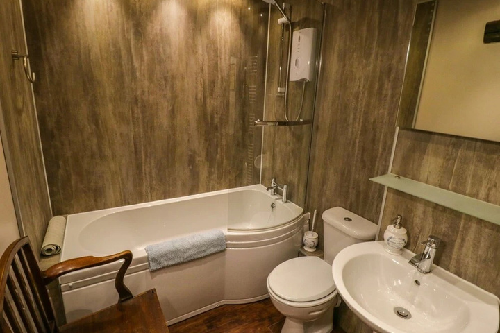 Room 5 of 9