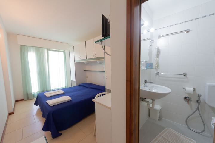 Room 5 of 42
