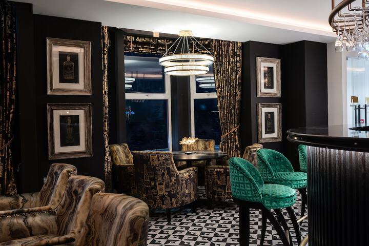 Lounge 42 of 55