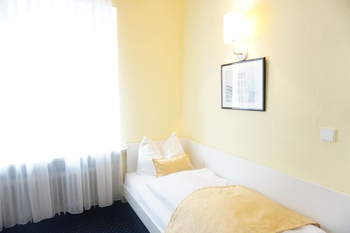 Room 6 of 12