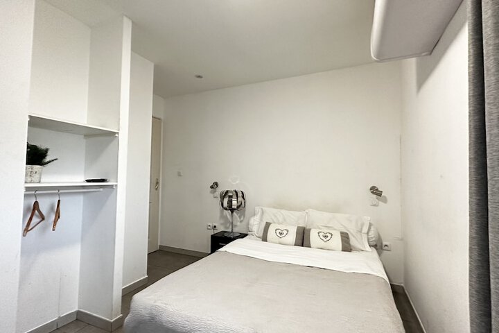 Room 6 of 13