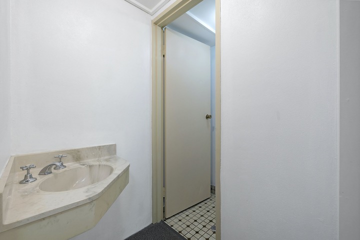 Room 17 of 24