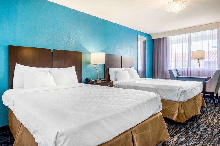 2 Queen Beds (5 of 6)
