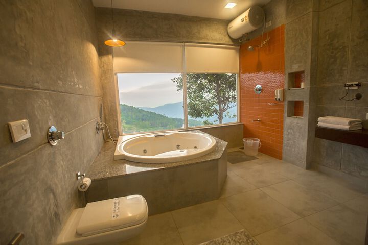 Jetted tub