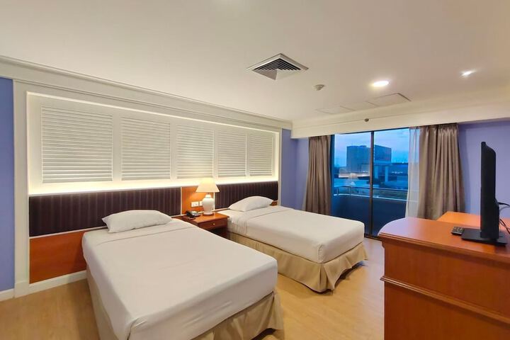 Room 25 of 102