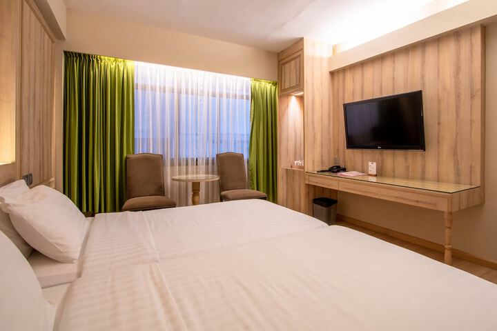 Room 12 of 48