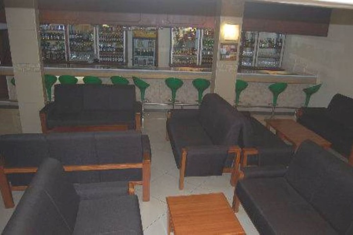 Lounge 11 of 12