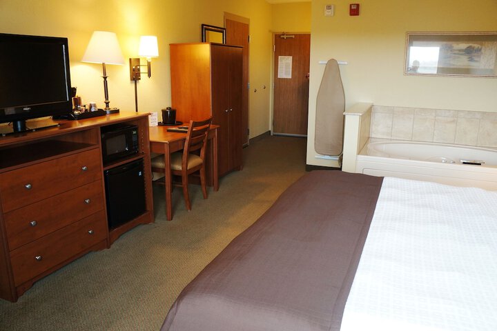 1 King Bed Accessible (25 of 32)