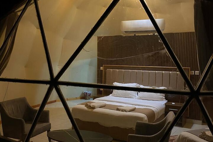 Room 24 of 76