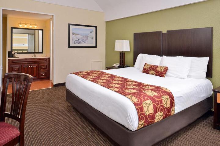 2 Double Beds Microwave and Refrigerator Flat Screen Television Work Desk High Speed Internet Accessible Continental Breakfast (11 of 32)