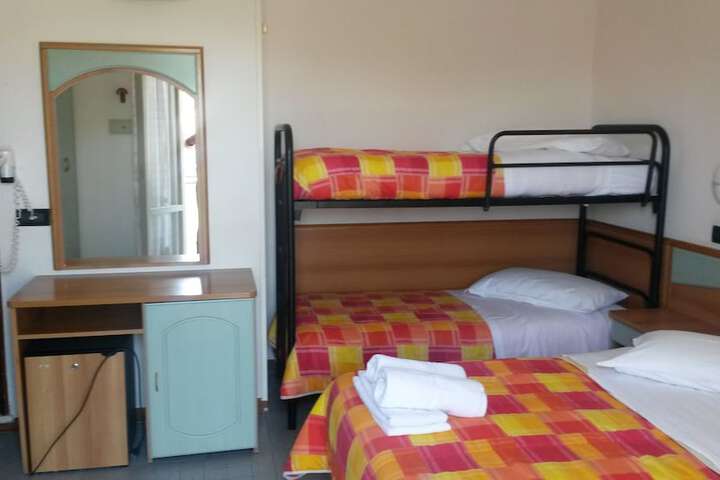 Room 6 of 33