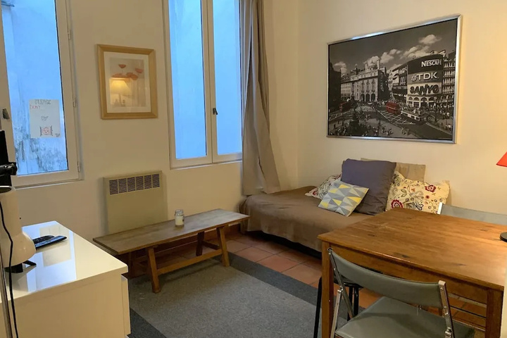 Room 6 of 12