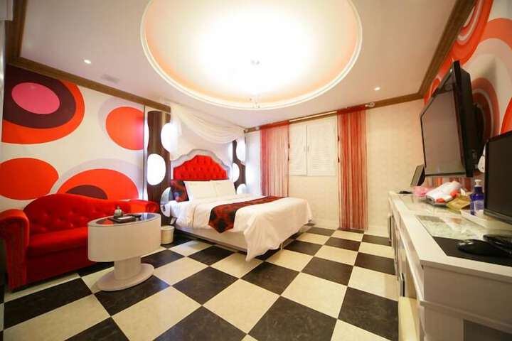 Room 13 of 33