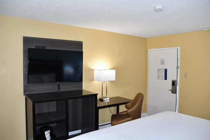 1 King Bed | (12 of 12)