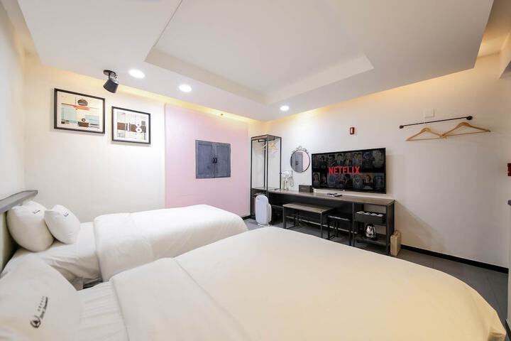 Room 14 of 27
